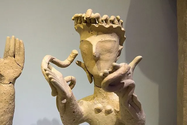 Goddess with upraised arms, smakes, terracotta, Kania - Zde, CC BY-SA 4.0, via Wikimedia Commons