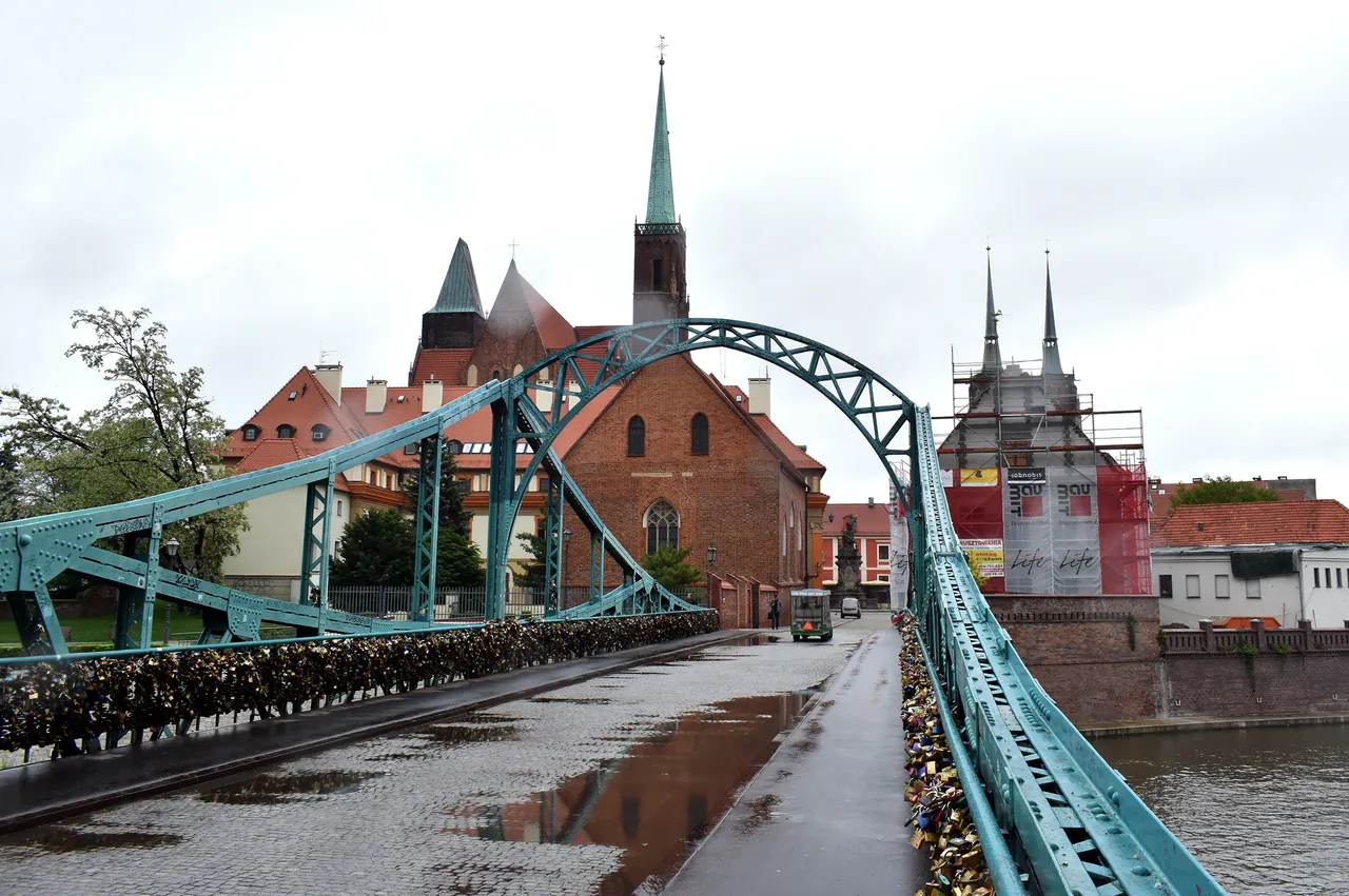 Wroclaw ostrow tumski rain 3.jpg
