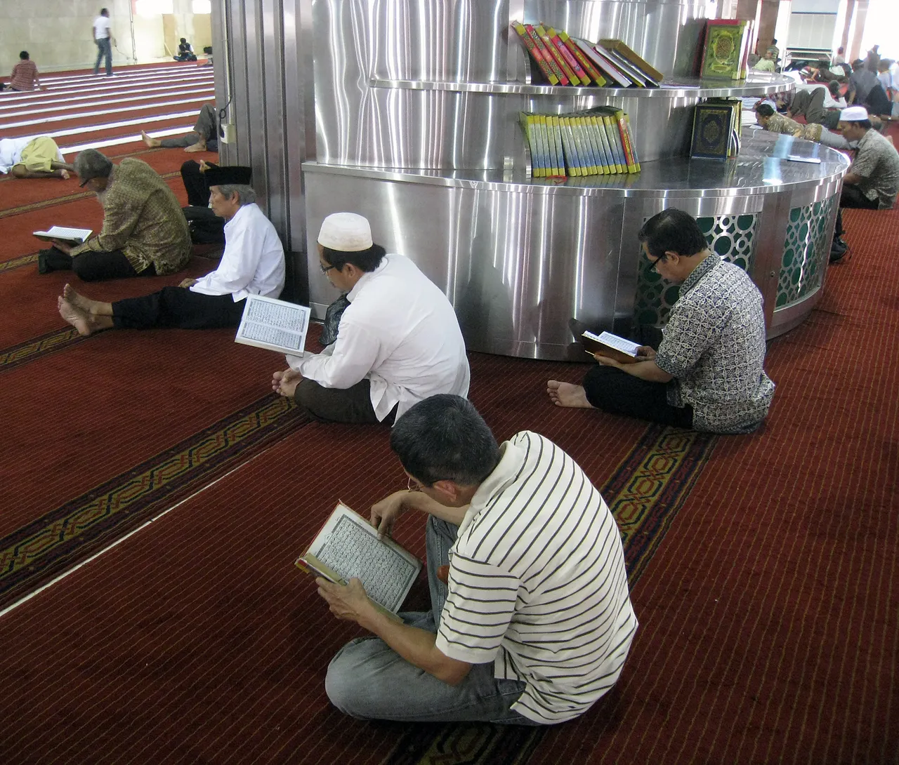 Istiqlal_Mosque_Reciting_Al_Quran.jpeg