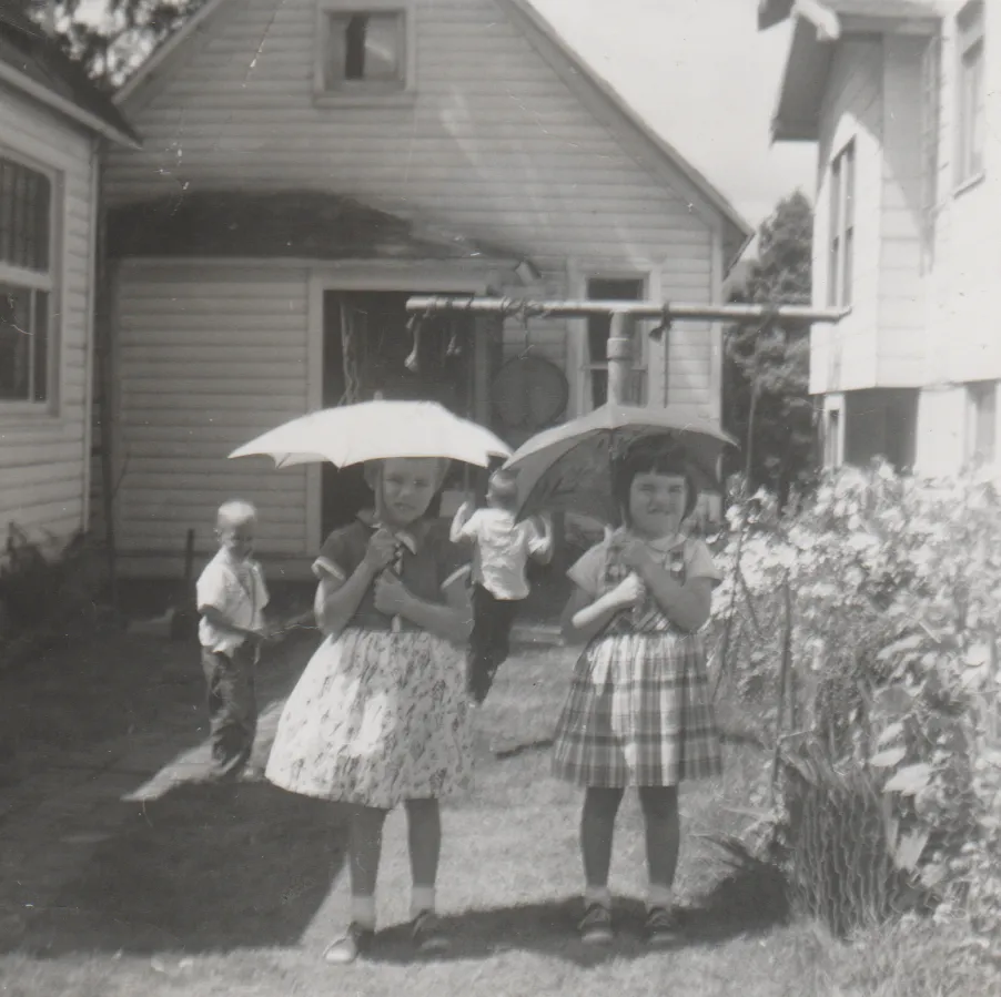 1959-11 - Ann's - Umbrellas - Outside - Brian, Marilyn, Karen - maybe that year.png
