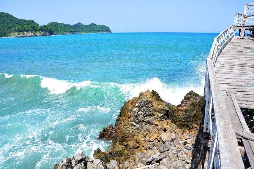 Jika_Pantai_Lampuuk_identik_dengan_Banana_Boat,_maka_Pantai_Lhoknga_terkenal_dengan_surganya_berselancar.jpg