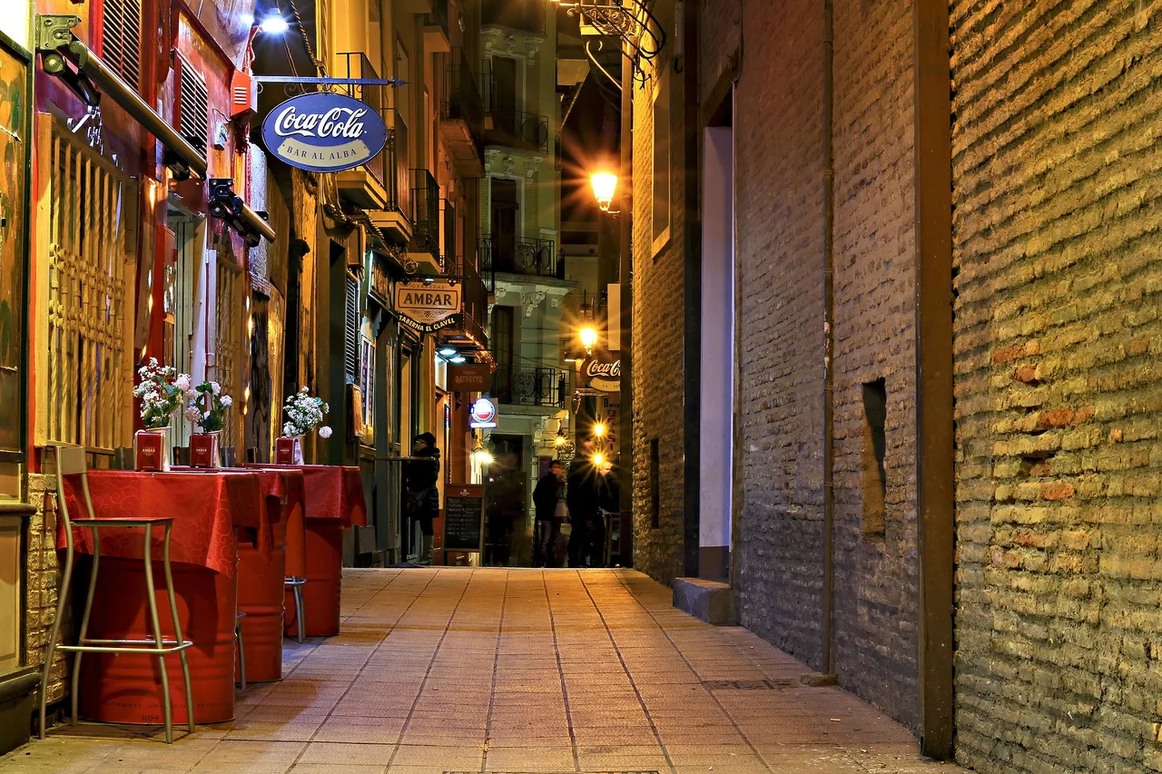 Fachada de bar restaurante en calle y bicicleta