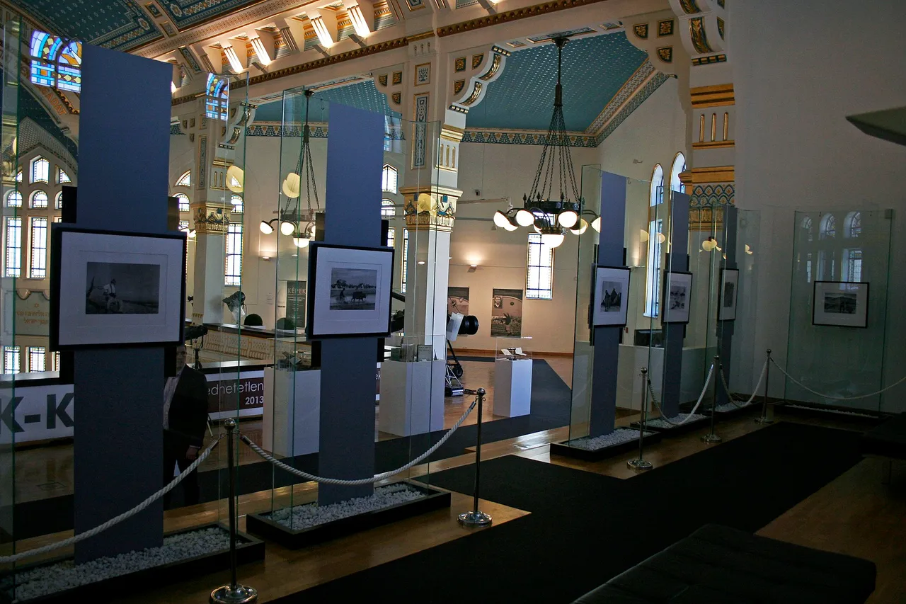 Holocaust_Memorial_Center,_The_Synagogue_003_with_Exhibition_Robert_Capa_100.jpg