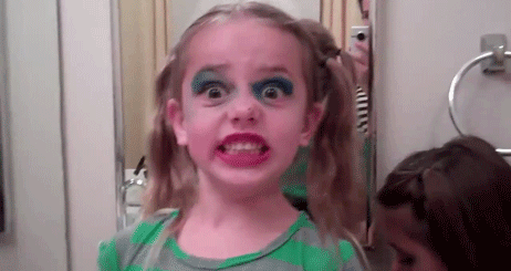 15-situaciones-que-viven-las-chicas-que-tienen-cara-de-bebé-2.gif