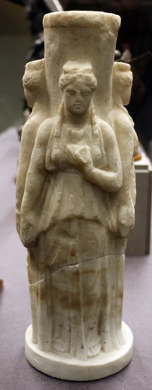 Hekateion (hekate epipyrgidia), marmo con gambe di restauro, 1 sec ac.-1 dc. — Sailko, CC BY 3.0, via Wikimedia Commons