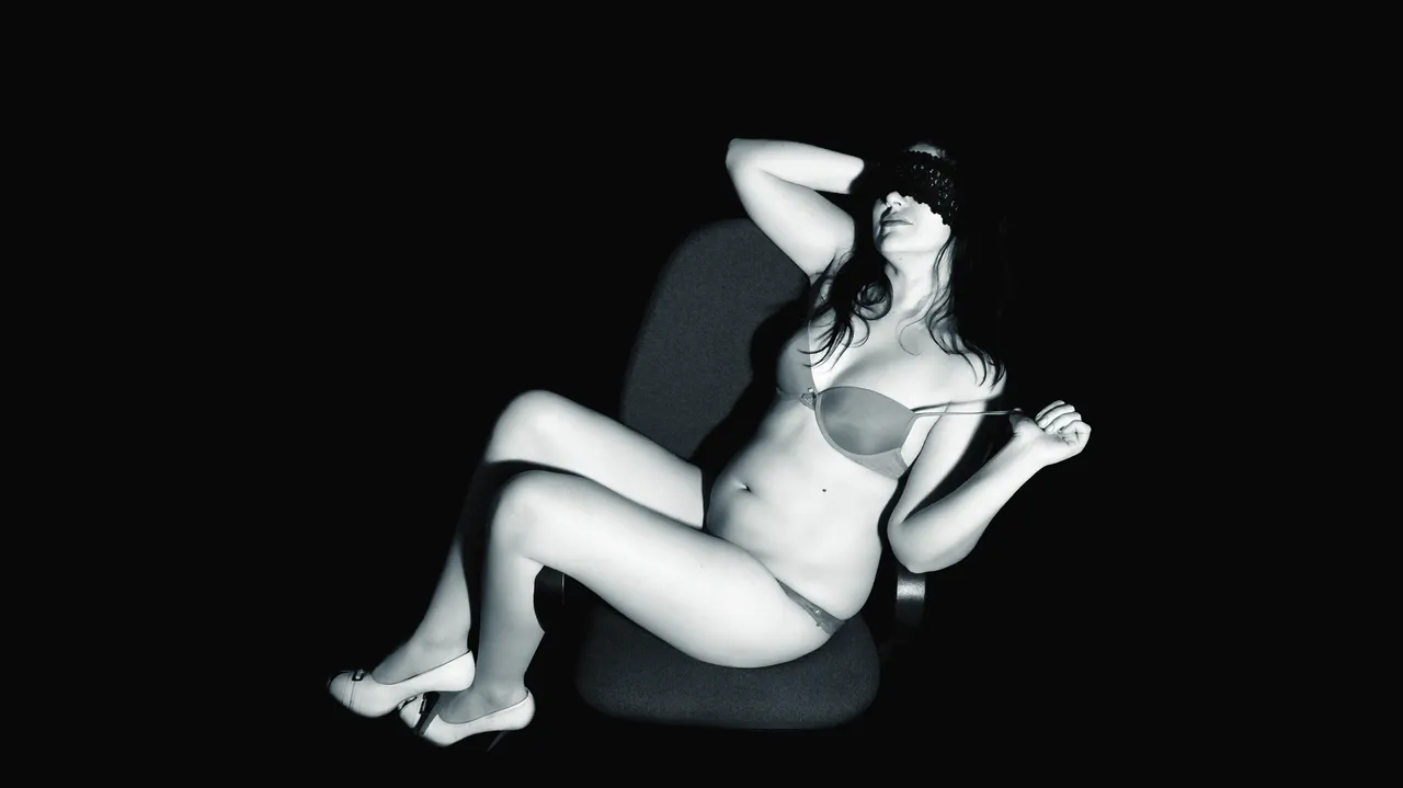 Girl-on-the-armchair.png
