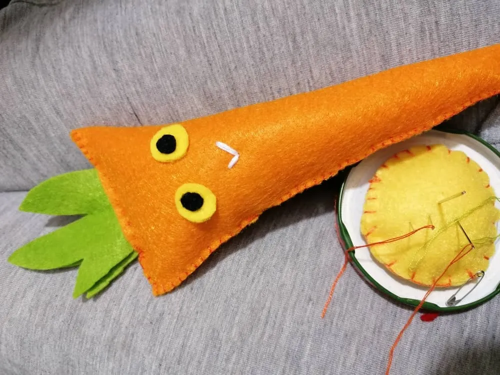 felt-diy-carrot (1).jpeg