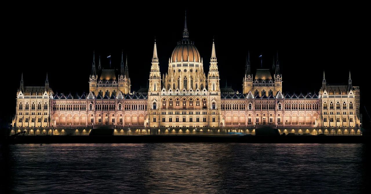 hungarianparliament335130_1920.jpg