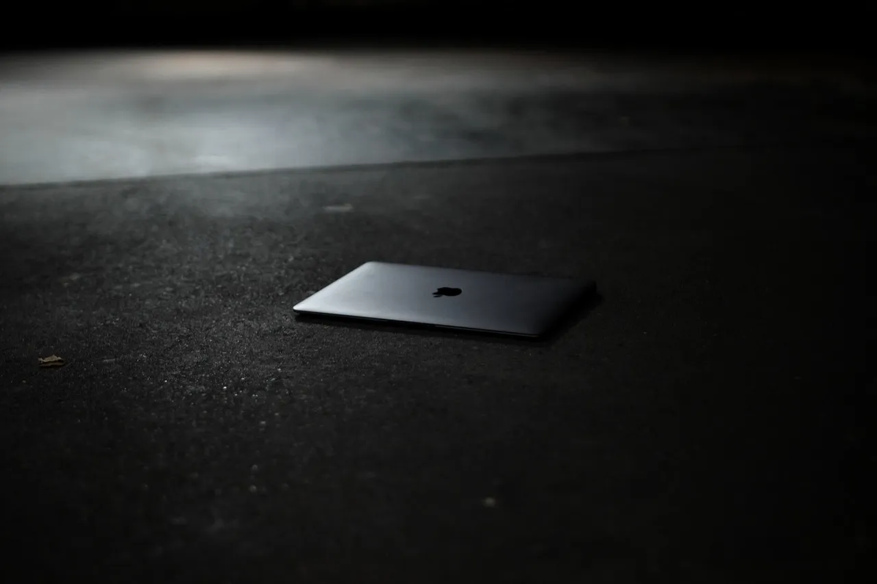 phoneonthefloor2124768_1280.jpg
