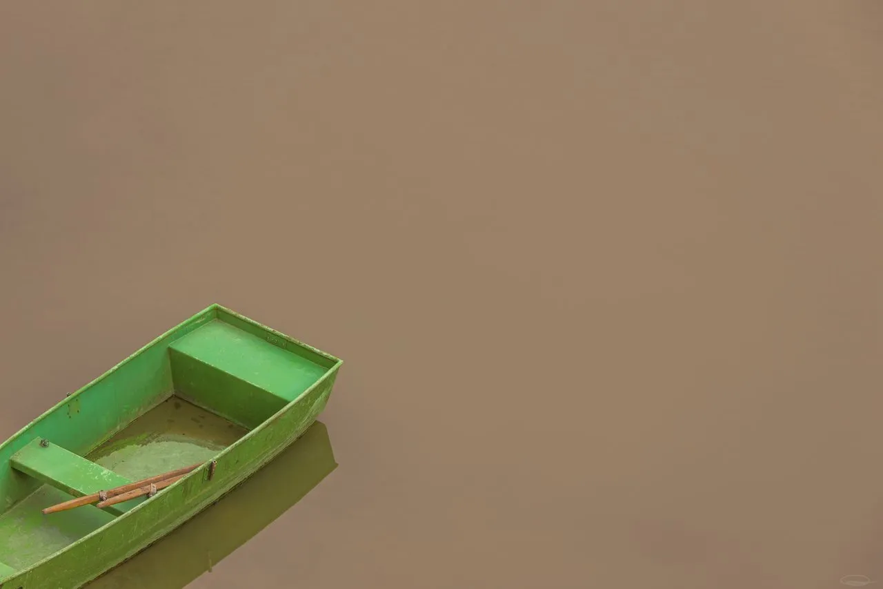 Lake Forstsee: green boat in the muddy puddle