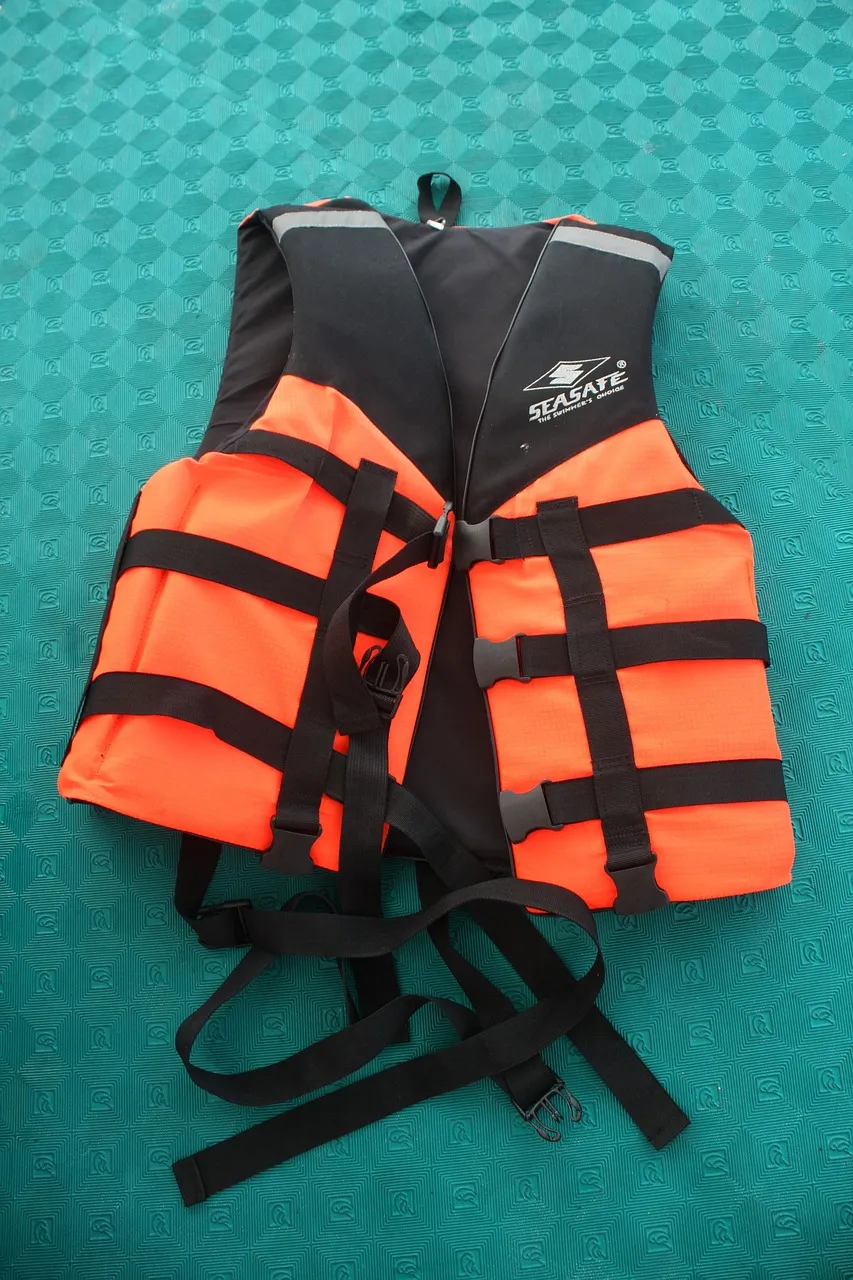 life-jackets-1479847_1280.jpg