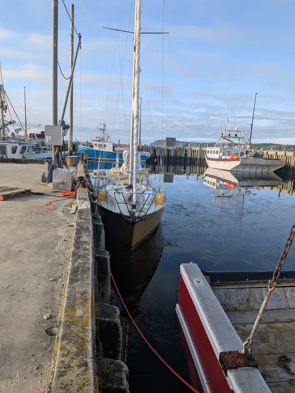 makina-docked-port-hebret.jpg