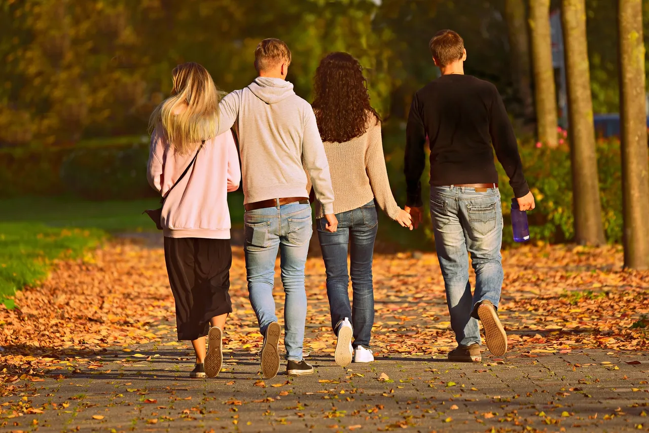 strolling-g4f0840d27_1920.jpg