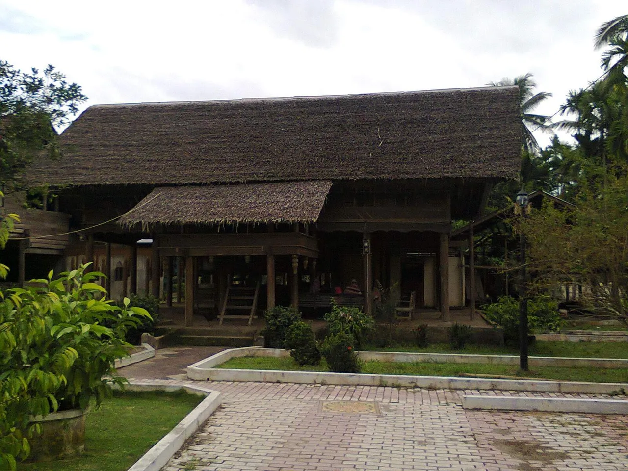 https://s3.us-east-2.amazonaws.com/partiko.io/img/teukuamirullah-house-of-aceh-malay-1533126893143.png