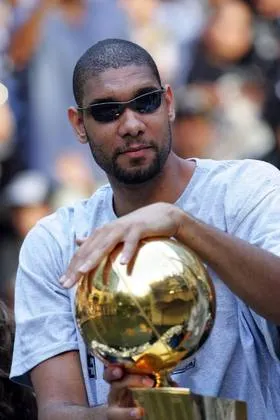 Tim-duncan-trophy-parade.jpg