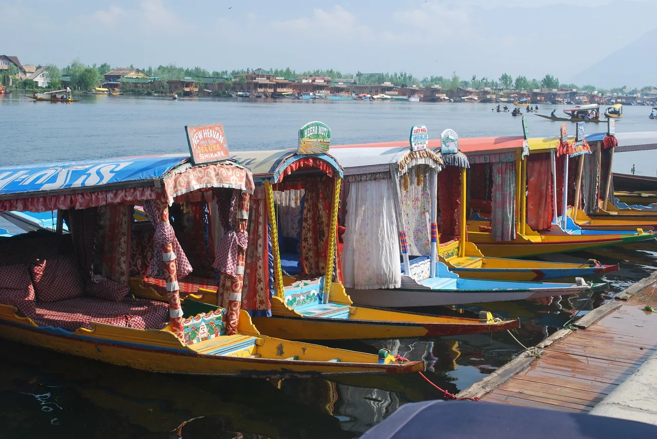 kashmir-boat-642167_1920.jpg