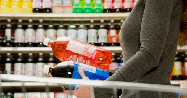 7b-buying-soda-526226507.jpg