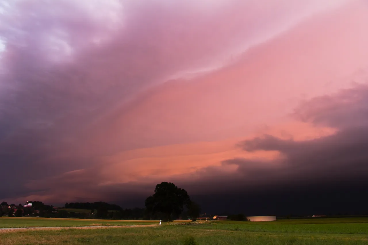 shelf-cloud-3178572_1920.jpg