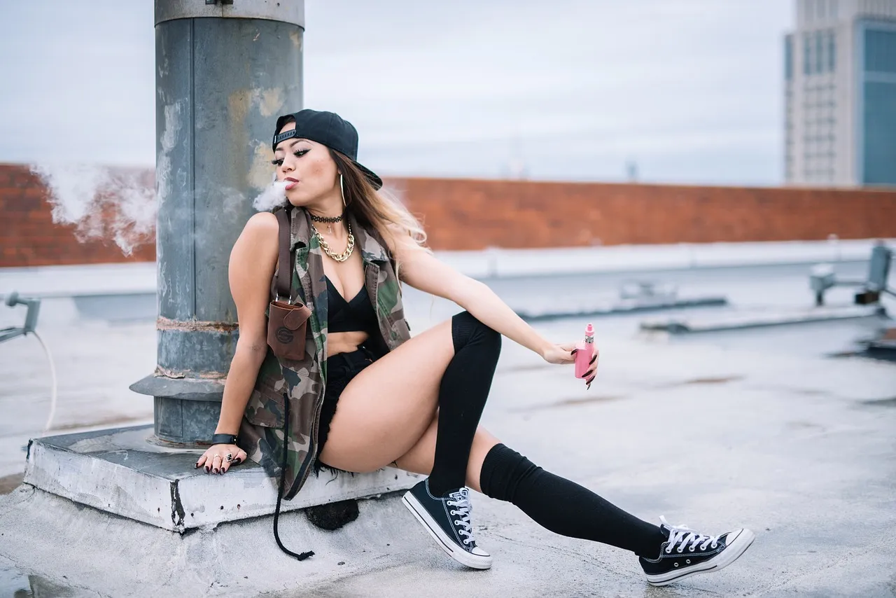 vaping-girl-2766315_1280.jpg