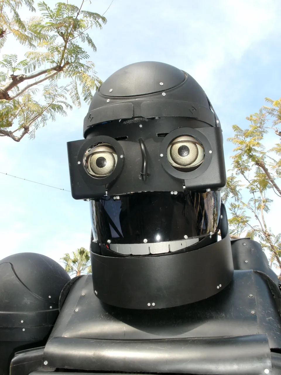 Robot_face_closeup_smile.JPG