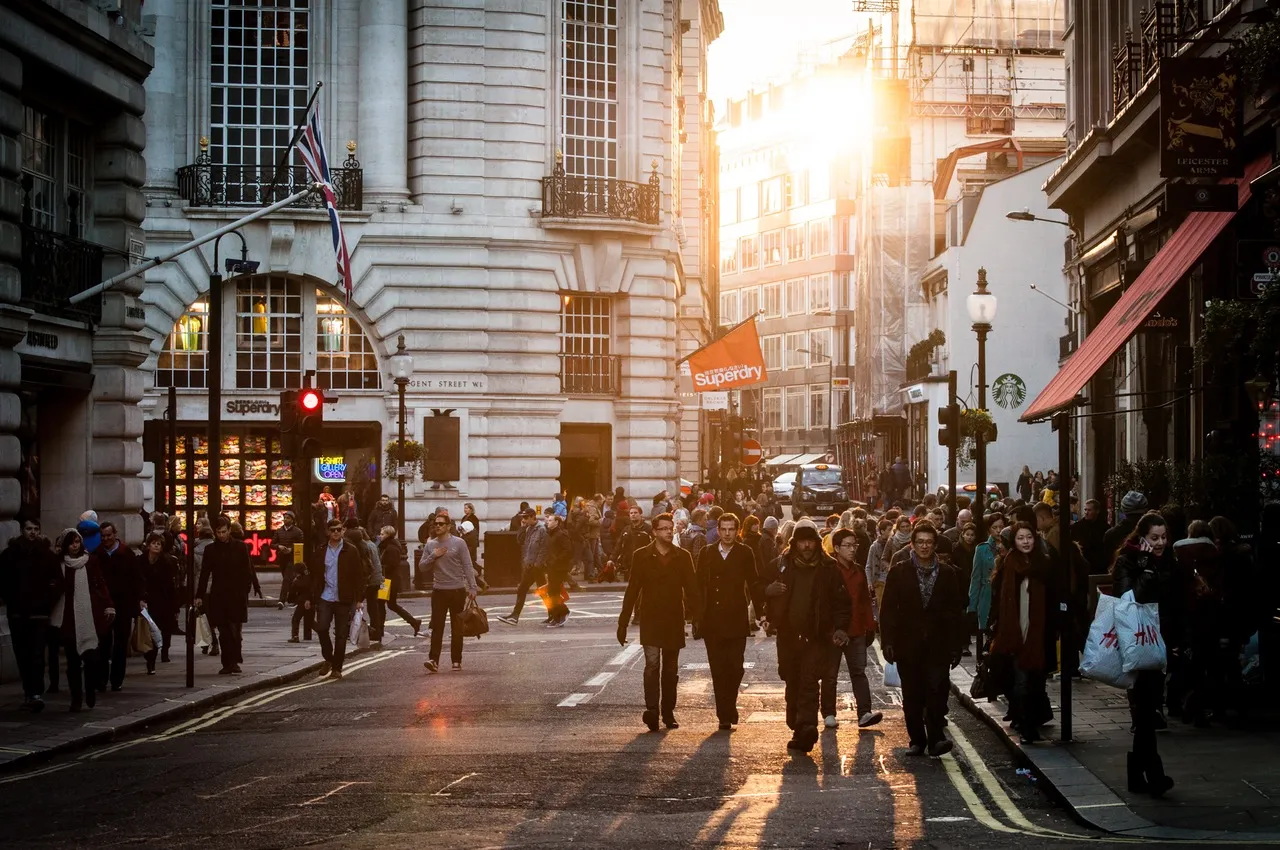 city-sunny-people-street.jpg