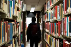 Chico perdido en una biblioteca