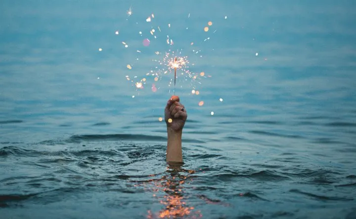 Sparkler_in_the_lake_720.jpg