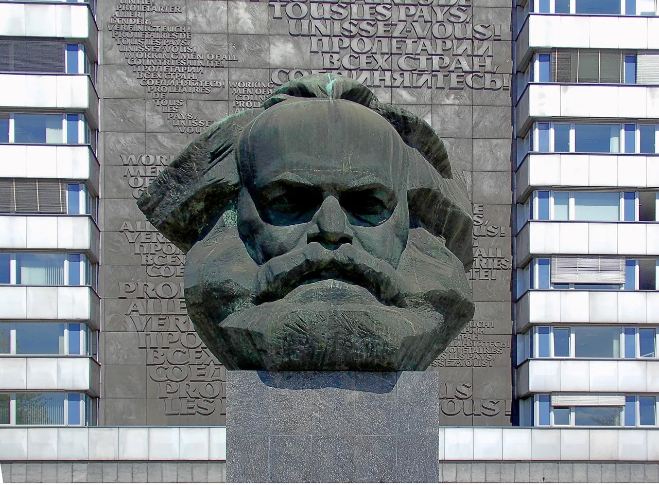 karl-marx-ensemble-1396080_1920.jpg