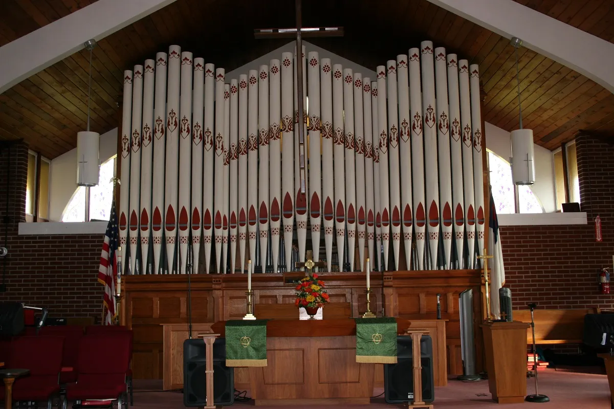 Lakewood UMC organ facade.jpg