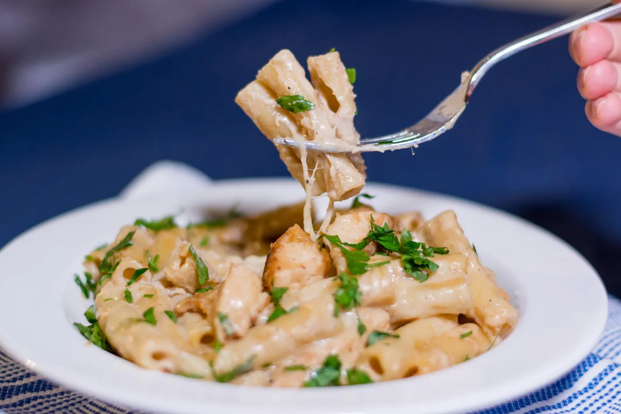 BeChamel_Chicken_Pasta-1300x867.jpg