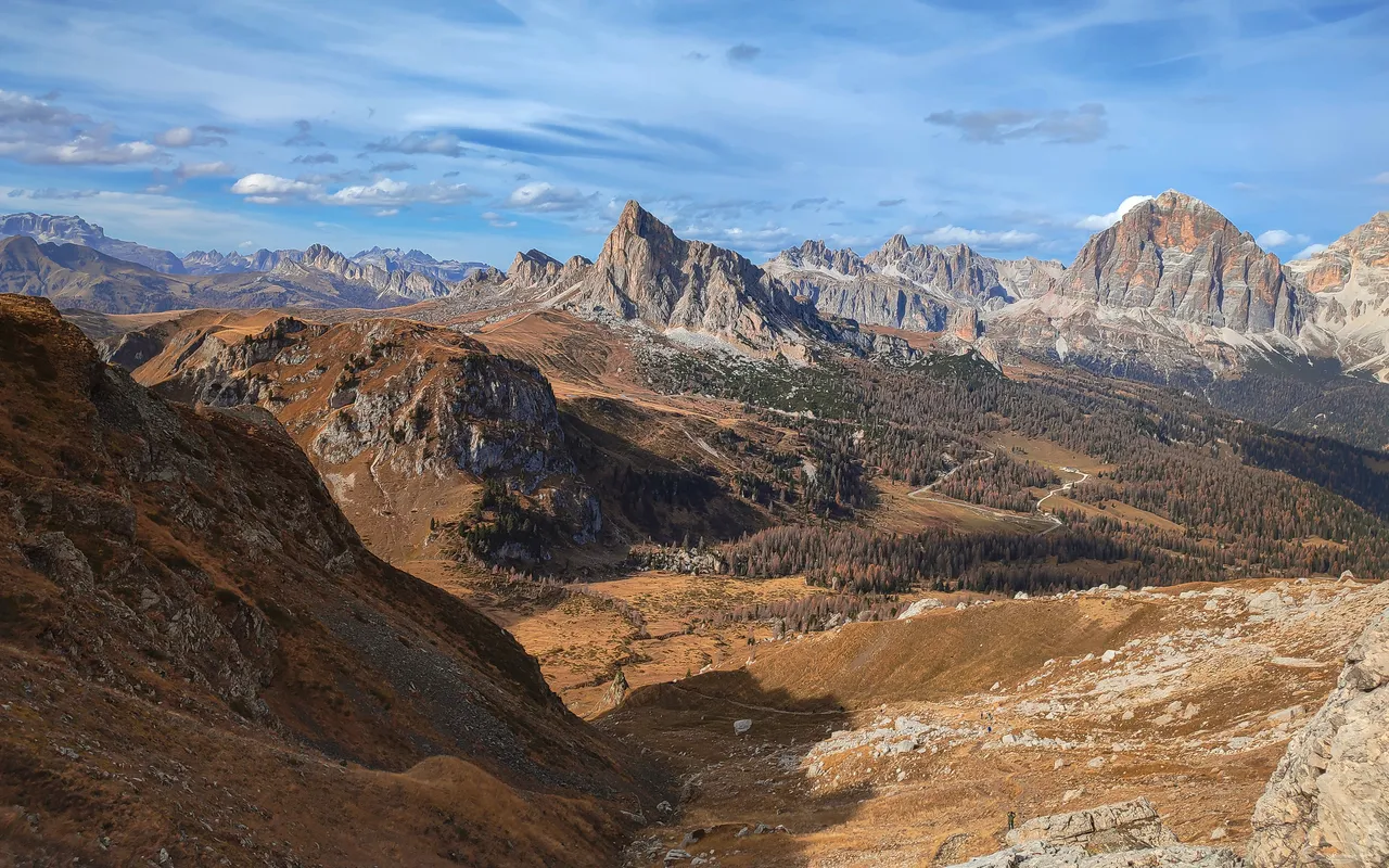 Hiking in the Dolomites: Passo di Giau to Lago Federa - Johann Piber