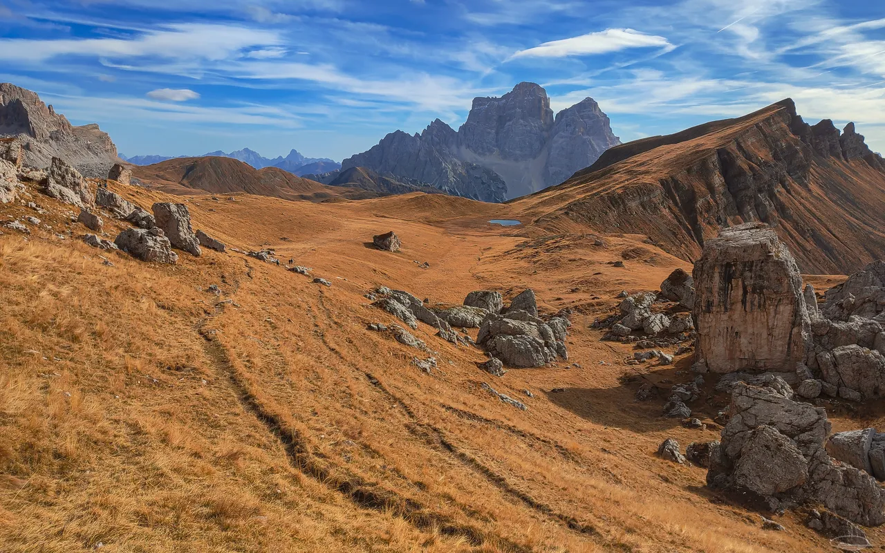 Hiking in the Dolomites: Passo di Giau to Lago Federa - Johann Piber