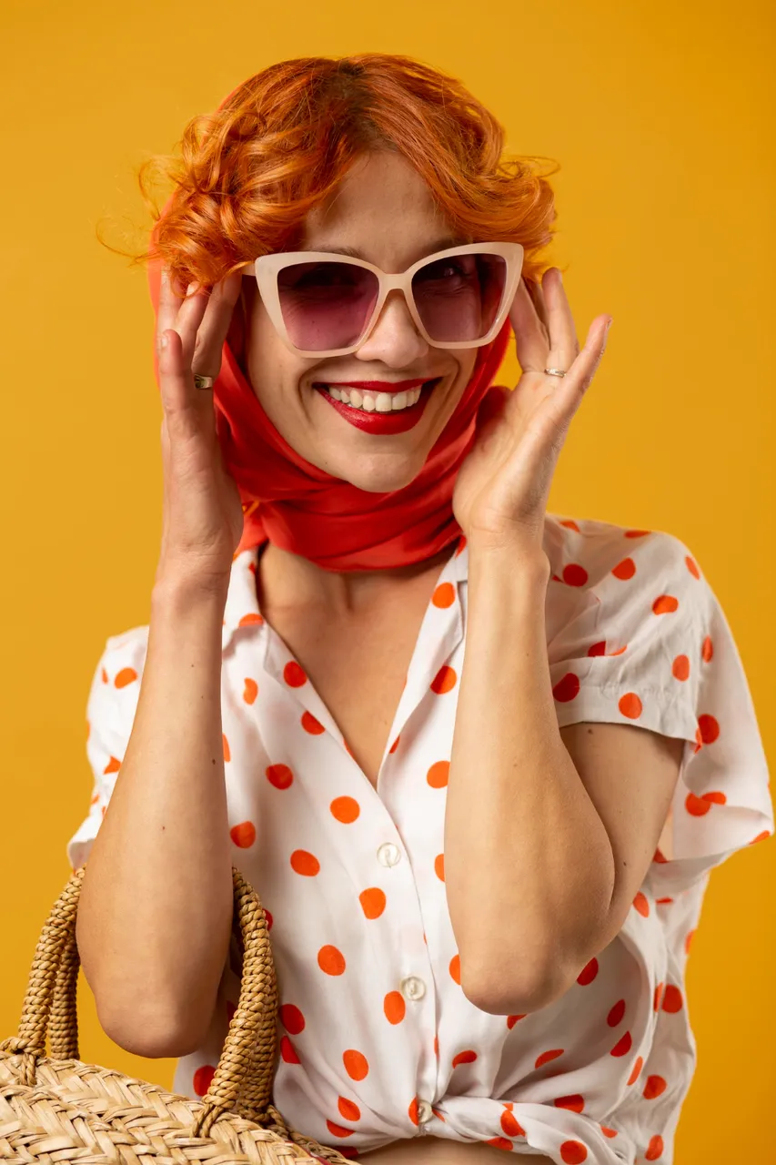 mujer-sonriente-tiro-medio-gafas-sol.jpg