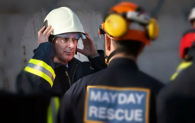 Phillip-hammond-meets-white-helmets.jpg