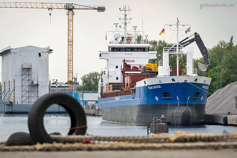 WILHELMSHAVEN ROVA-MIX-KAI: Frachtschiff PEAK SAUDA löscht Mineralgemische