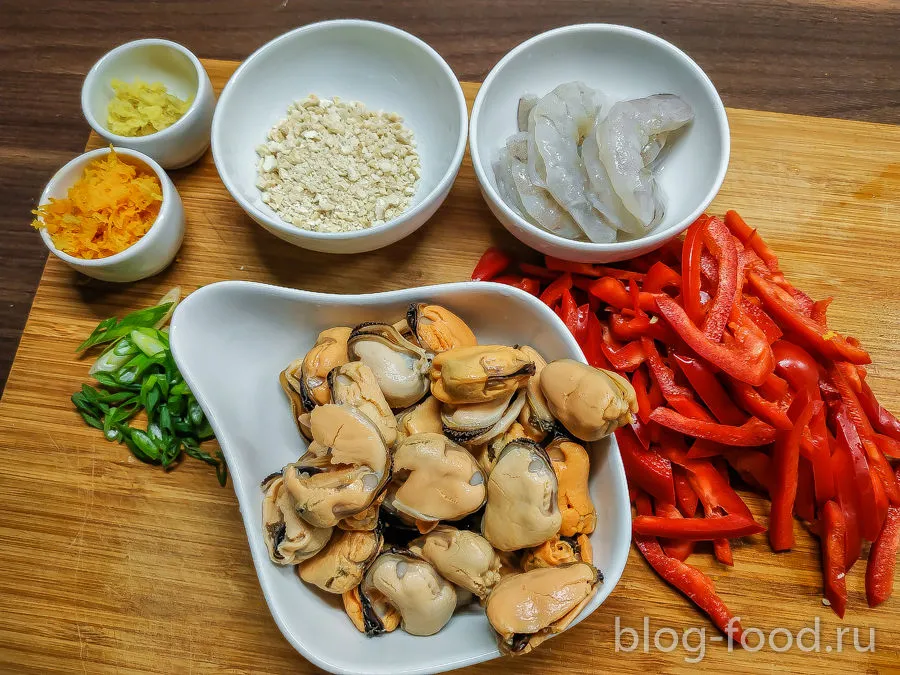Shrimps and mussels in ginger-orange sauce