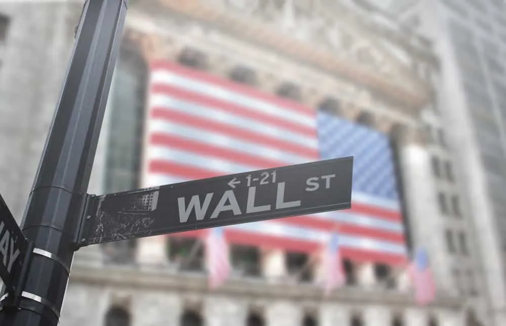 This image has an empty alt attribute; its file name is institutional-investors.jpg