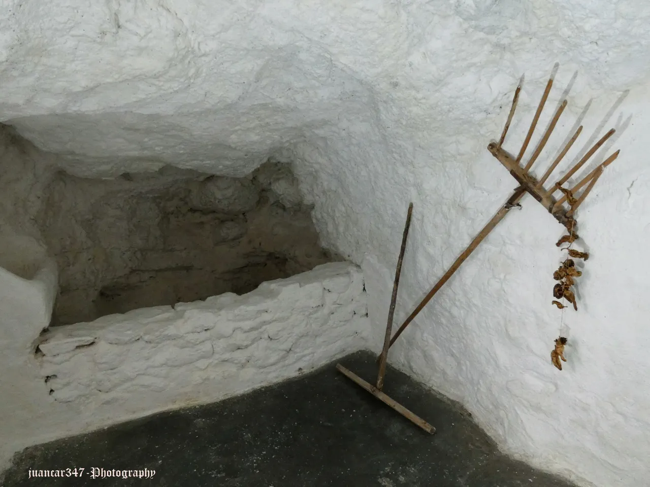 Another panoramic view of the manger, with typical work utensils