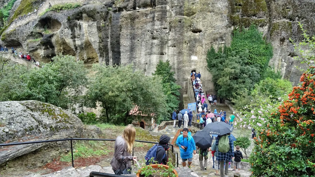 Many tourist, a few monks