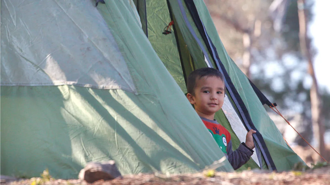 Refugee-Child_Lesvos_by_Steve-Evans_CC_BY-NC_2-0_25765773911_6e05685393_o-BS-TB-Web.jpg