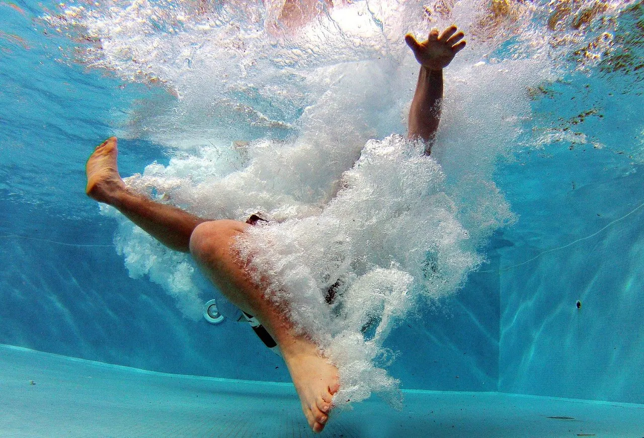pool519453_1920.jpg