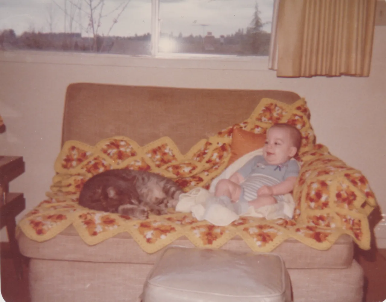1976-06 - Karen, Jim, his brother, Nathan at 4 months old, others, kittens, not sure which month this might be from or where, 21pics-04.png