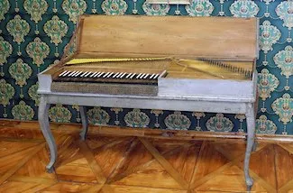 1024px-Muzeum-Rumburk-Stradal-Clavichord-4.jpg