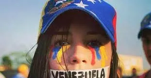 mujer con bandera de venezuela 2.jpg