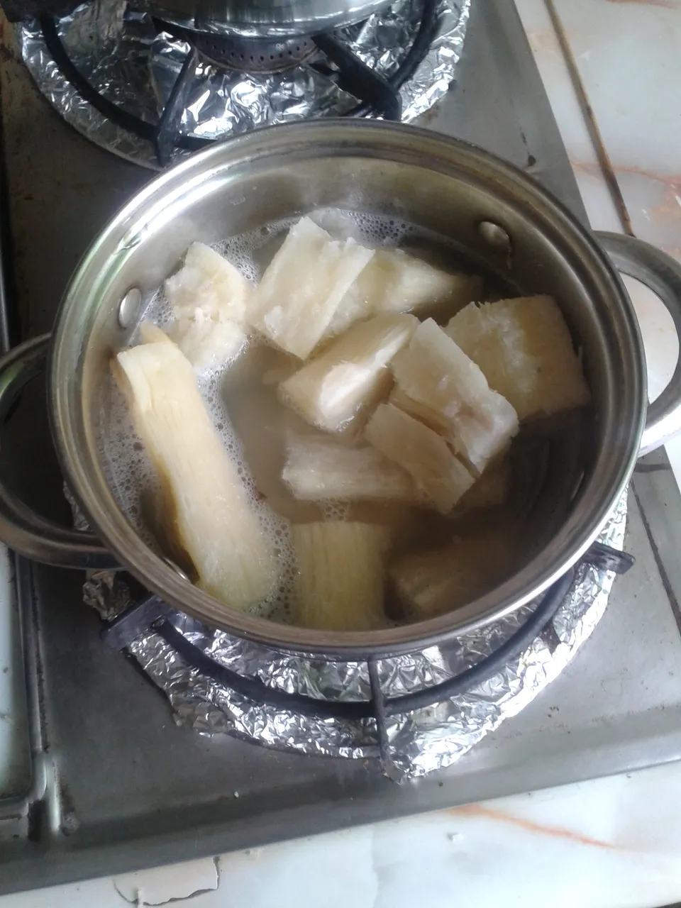 YUCA DESTAPADA COMENZANDO A HERVIR.jpg