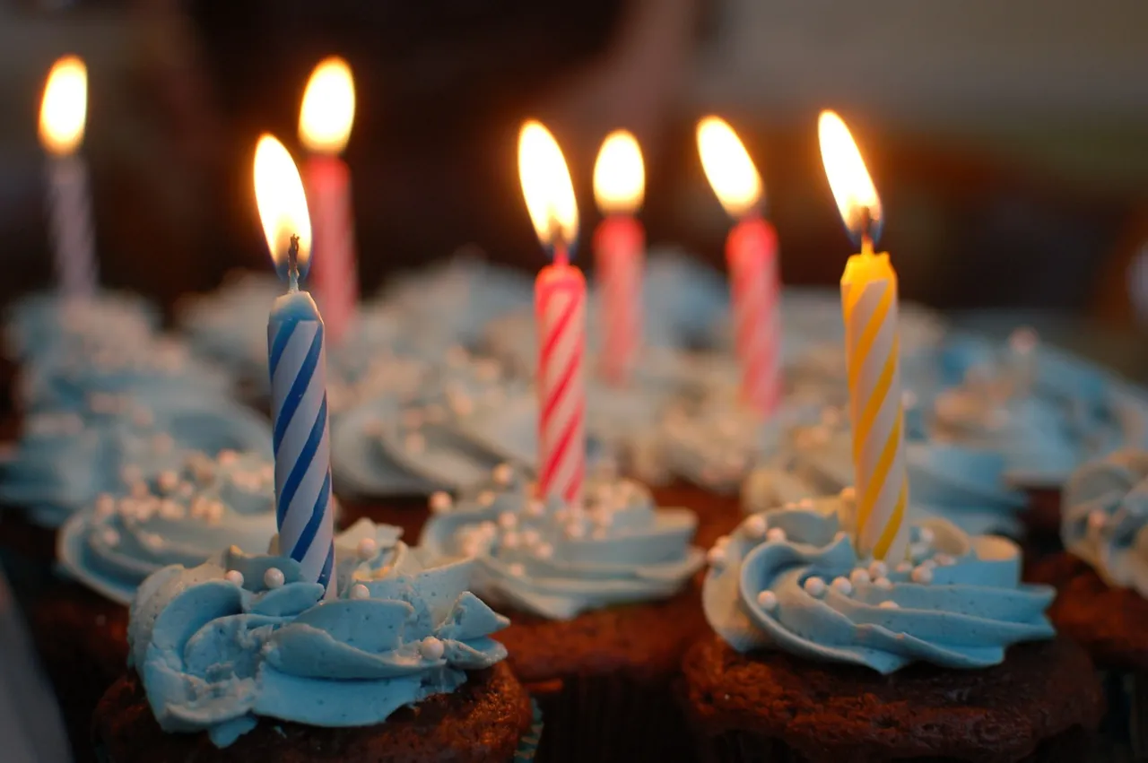 love-food-flame-cupcake-dessert-cake-1098658-pxhere.com.jpg