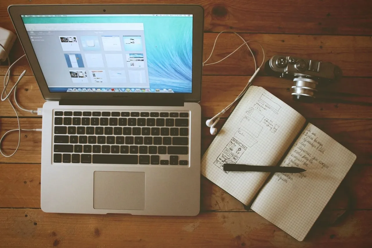 laptop-desk-notebook-computer-macbook-writing-971395-pxhere.com.jpg