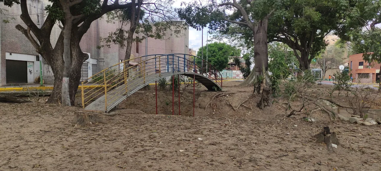 Puente vía Plaza las madres