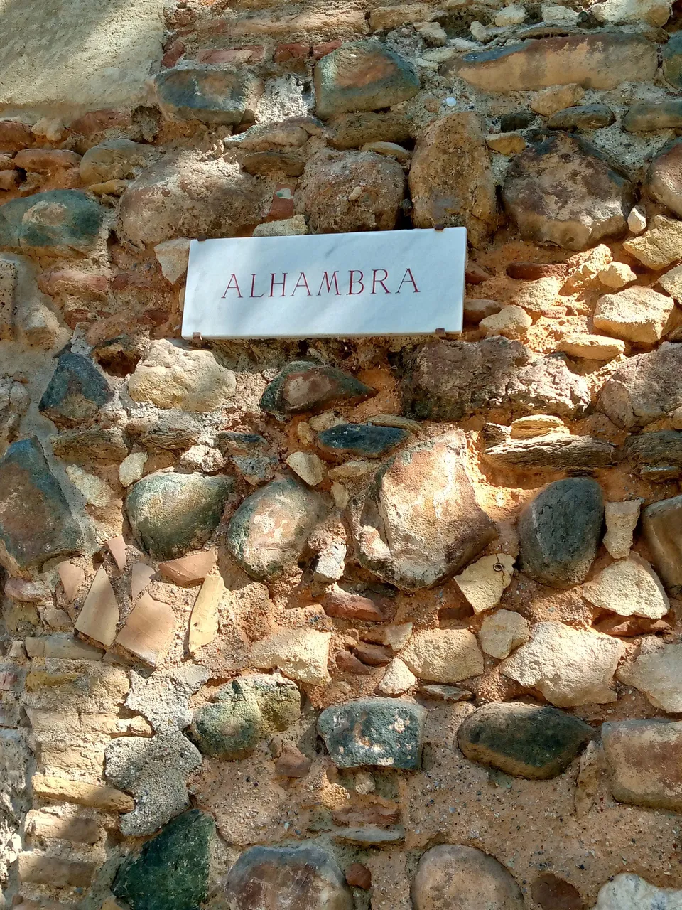 La Alhambra fachada de piedra con el nombre.jpg