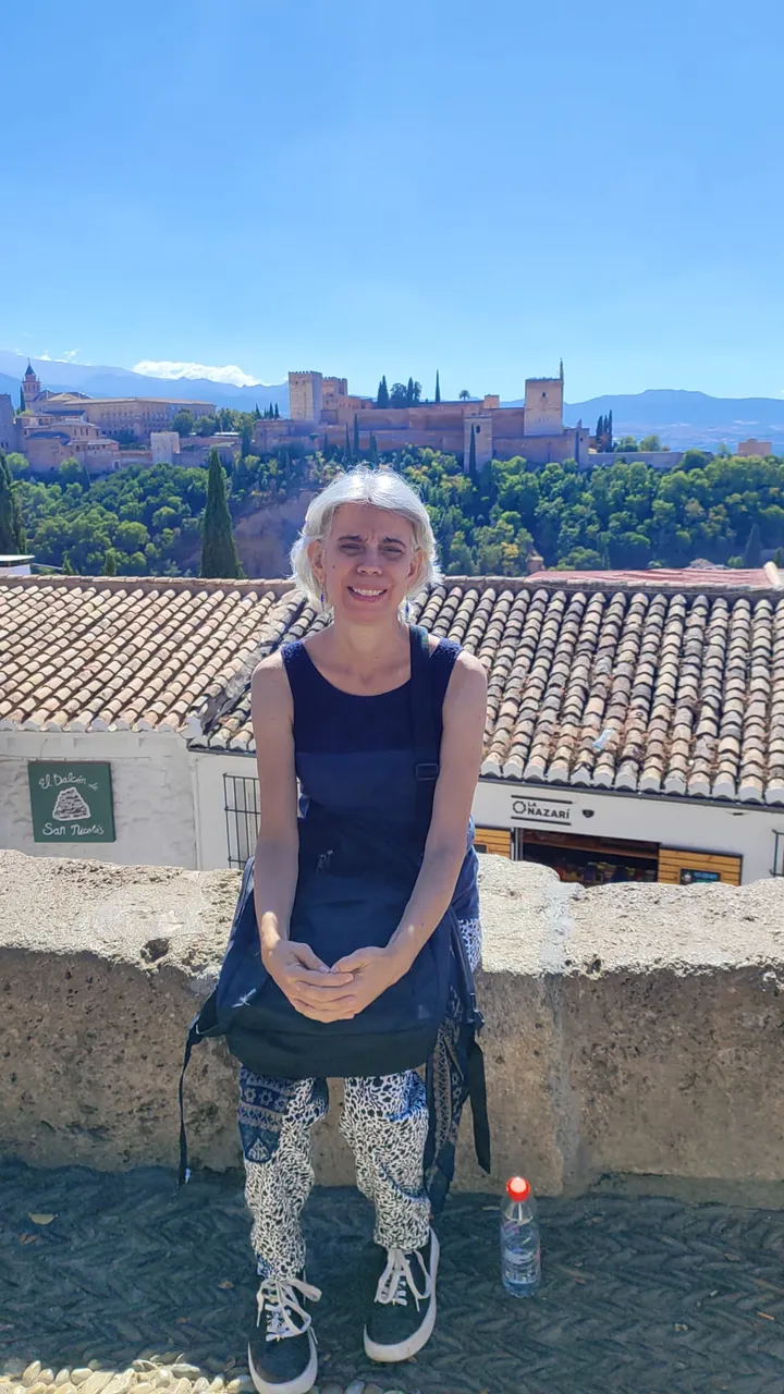 Foto mía con La Alhambra de fondo.jpg